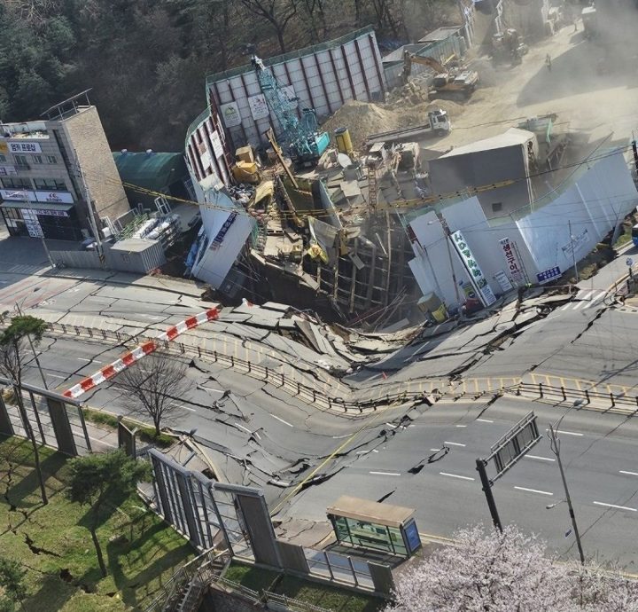 韩国铁路隧道“崩塌”!周围道路立刻下陷 4人当场失联
