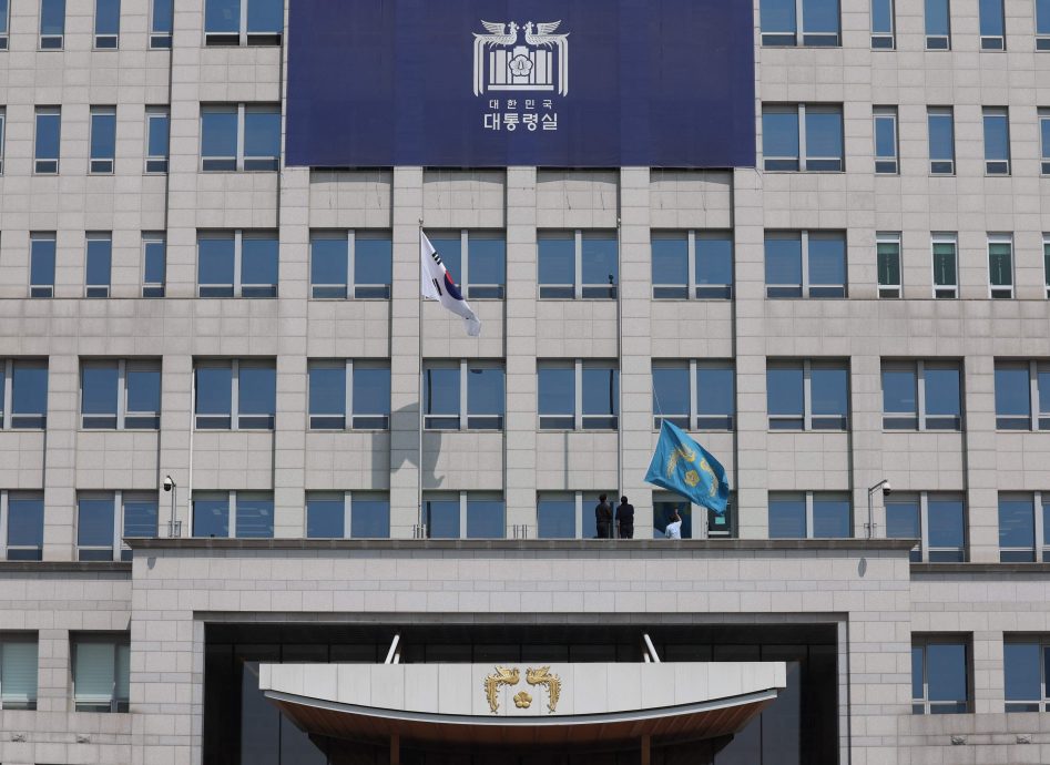 韩总统府降下“凤凰旗” 对尹锡悦被罢免保持沉默