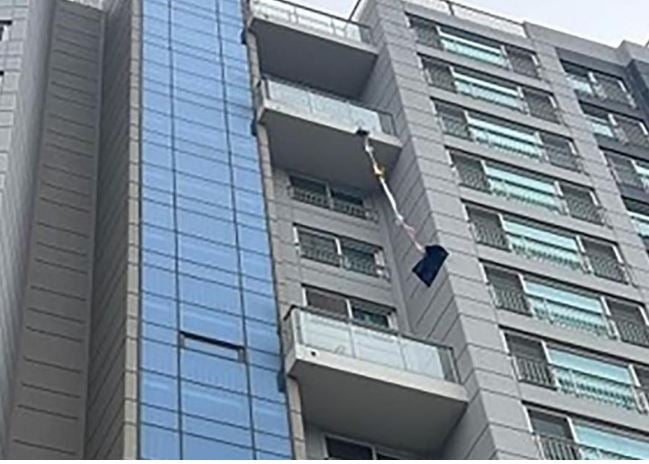 韩独居妇女被反锁阳台2天 用衣服系绳向外求救