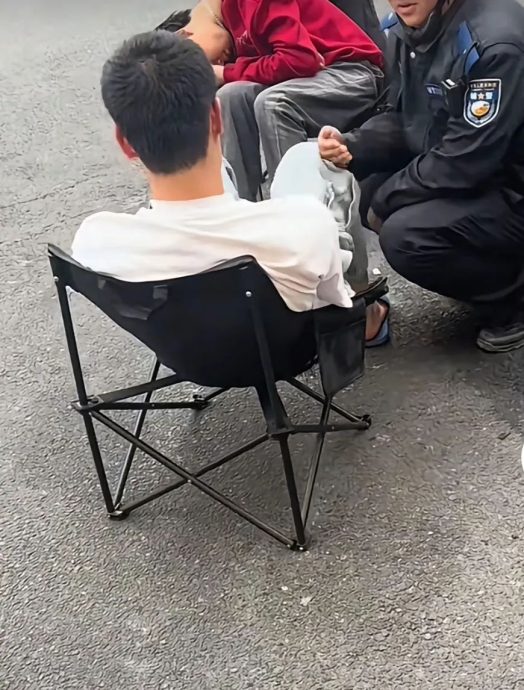 饭后都不想买单 2男“装睡”到天亮