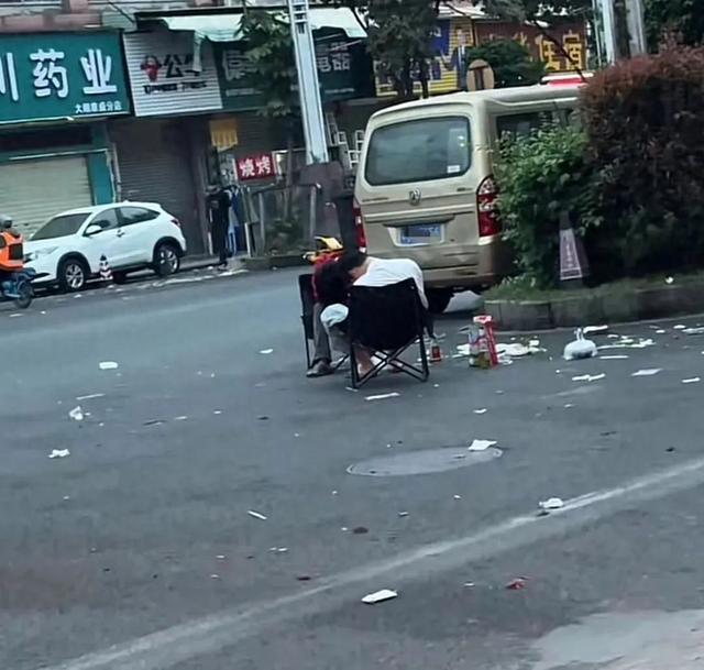 饭后都不想买单 2男“装睡”到天亮