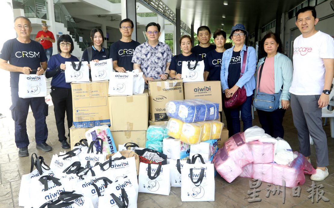 马华雪兰莪主席拿督刘亚强和马华志工团到疏散中心派发物资