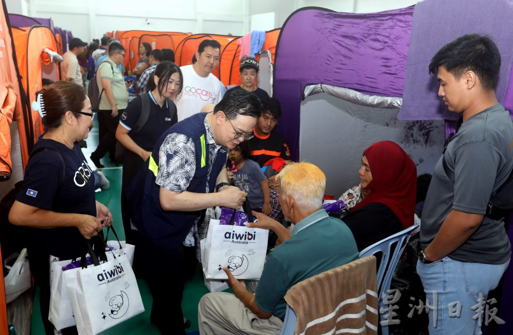 马华雪兰莪主席拿督刘亚强和马华志工团到疏散中心派发物资