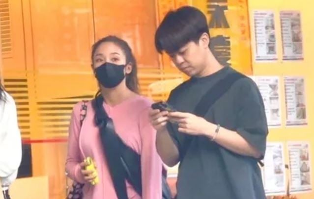 鬼鬼孩子生父现身? 神秘男寸步不离陪看中医