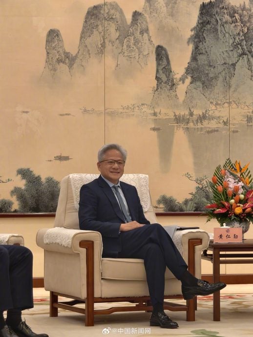 黄仁勋据报在北京与梁文峰会面 讨论设计新一代晶片