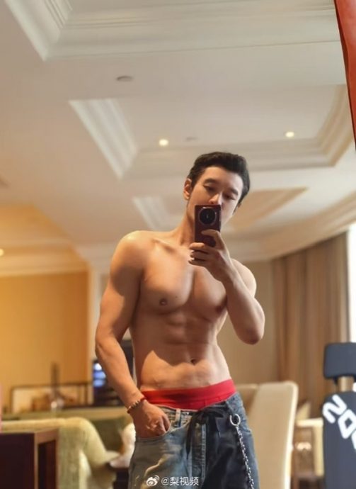 黄晓明狂晒8块腹肌 网歪楼:为啥喜欢内裤外露?