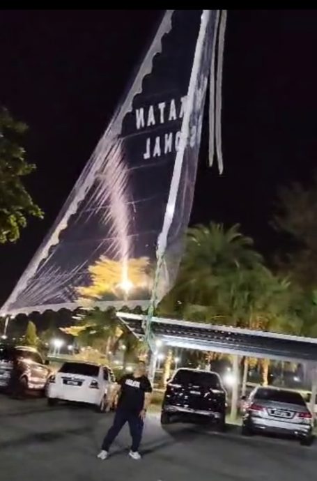 (全国版)吉大臣首次舞大旗。