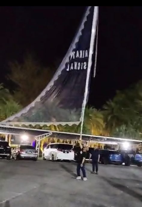 (全国版)吉大臣首次舞大旗。