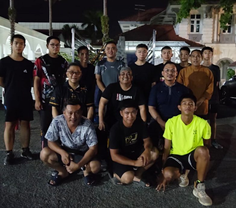 (全国版)吉大臣首次舞大旗。