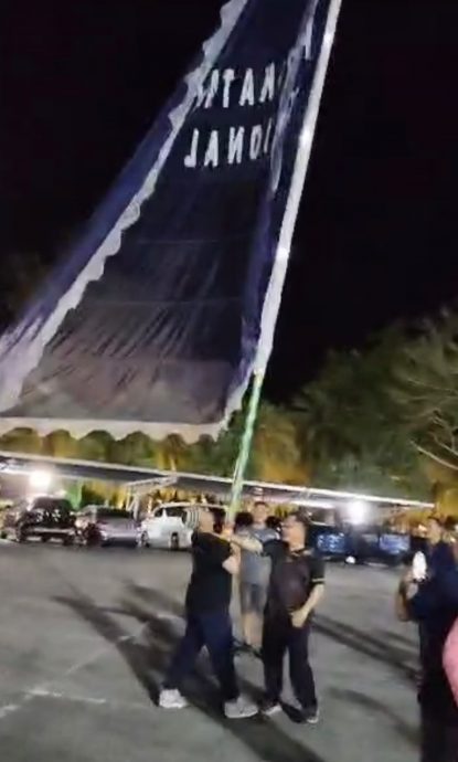 (全国版)吉大臣首次舞大旗。