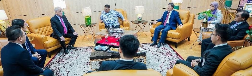 (全国版)吴添泉率华总与甲首长交流