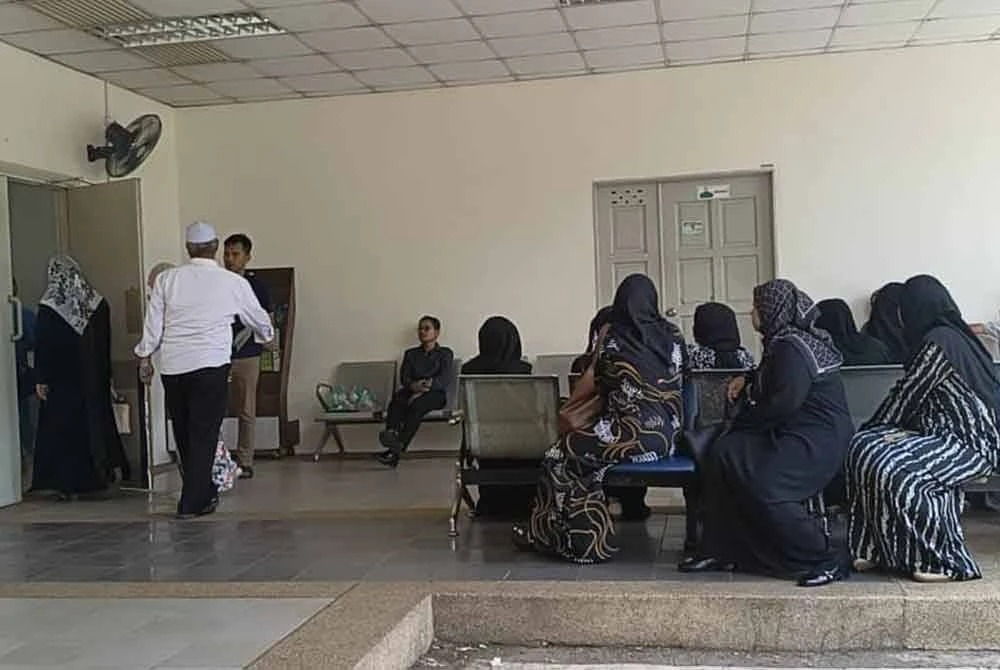 (全国版)校巴相撞女大学生不幸丧命,北大校方协助处理后事,提供4援助。