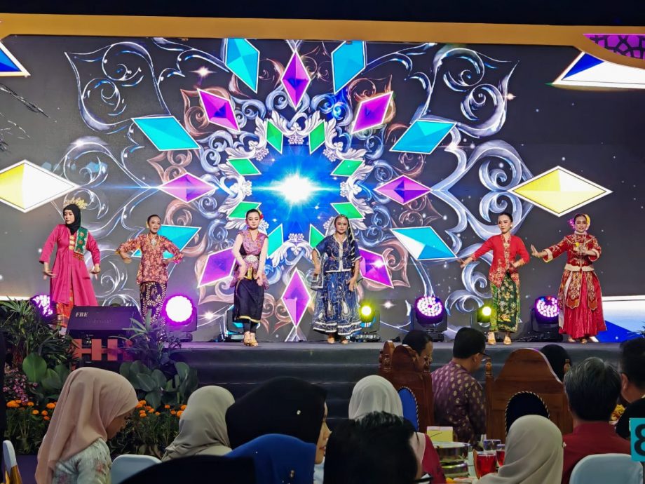 (全国版)艾伦达干:今年团结周增8项目,也吸引年轻人参与,加强人民团结