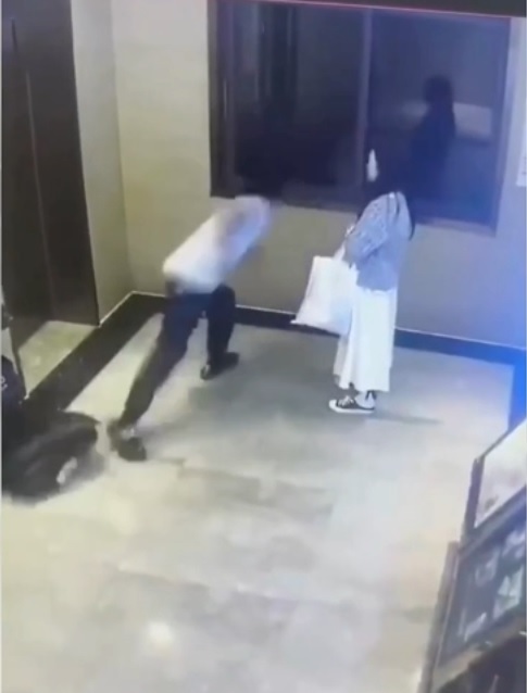 （有视频）情侣吵架 男情绪失控撞碎酒店玻璃后跑走