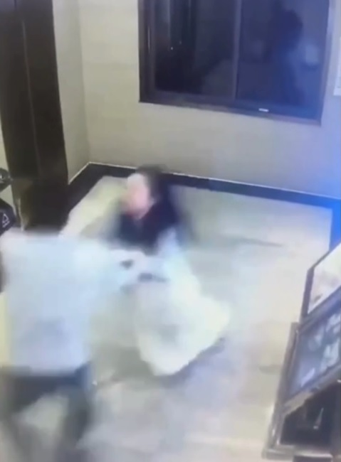 （有视频）情侣吵架 男情绪失控撞碎酒店玻璃后跑走