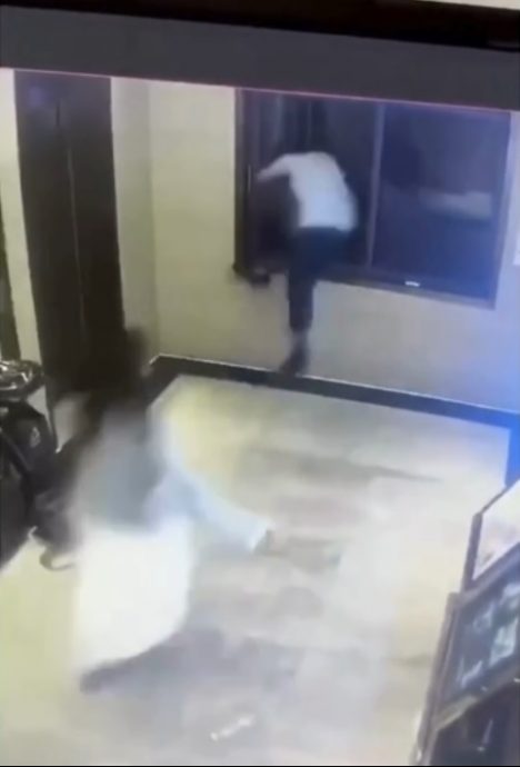 （有视频）情侣吵架 男情绪失控撞碎酒店玻璃后跑走