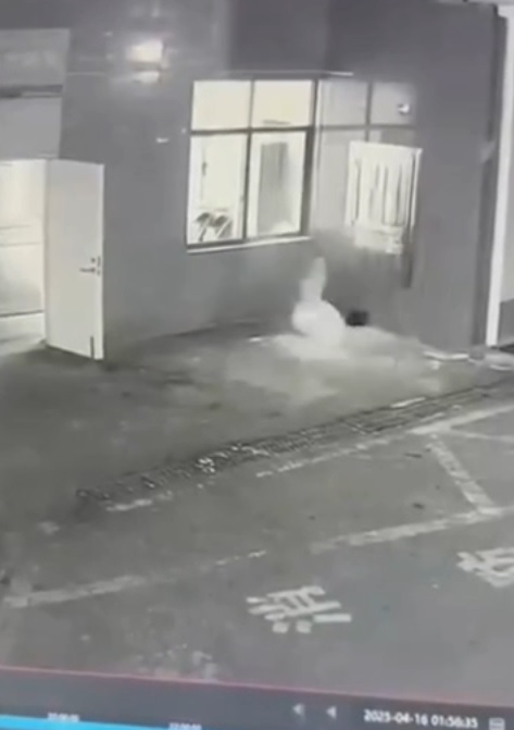 （有视频）情侣吵架 男情绪失控撞碎酒店玻璃后跑走