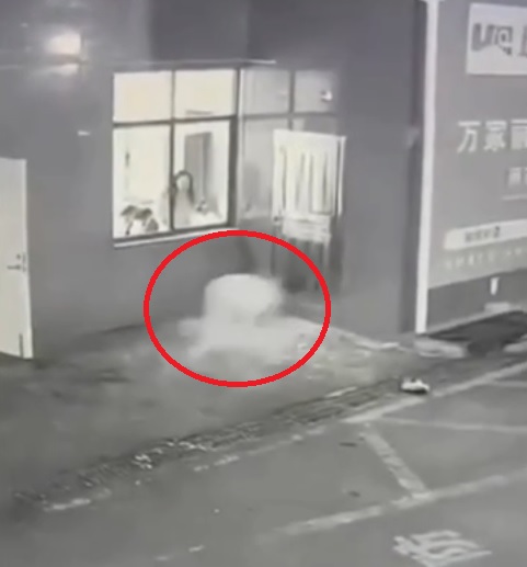 （有视频）情侣吵架 男情绪失控撞碎酒店玻璃后跑走