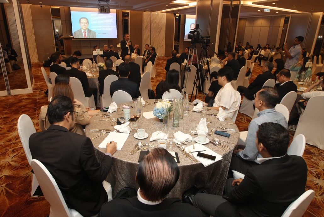 (版头)大都会/黄思汉、尤芳达及中国教授李文正出席解码DeepSeek座谈会