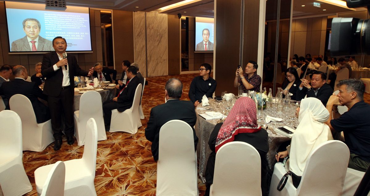 (版头)大都会/黄思汉、尤芳达及中国教授李文正出席解码DeepSeek座谈会