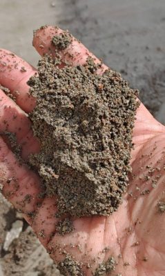  （独家）布特拉高原天然气管泄漏燃烧|视频|天空异常下“石子雨” 受灾户：车子全是沙