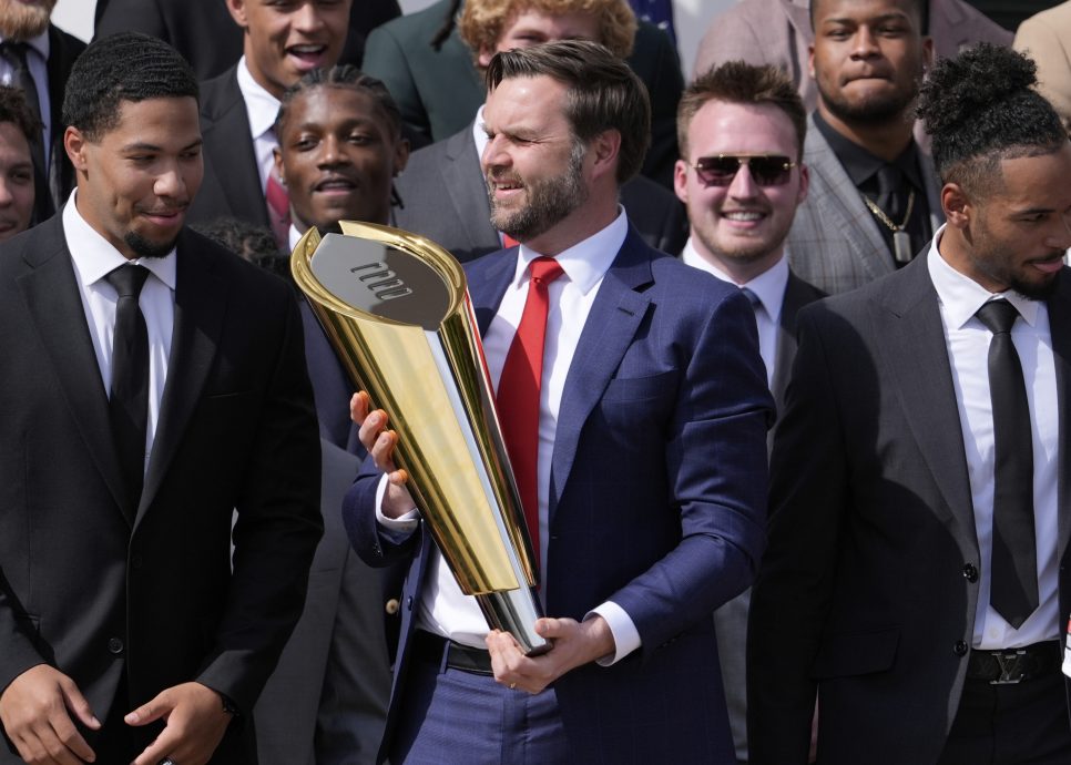 (视频)超尴尬 万斯把母校足球队冠军奖杯“一分为二”