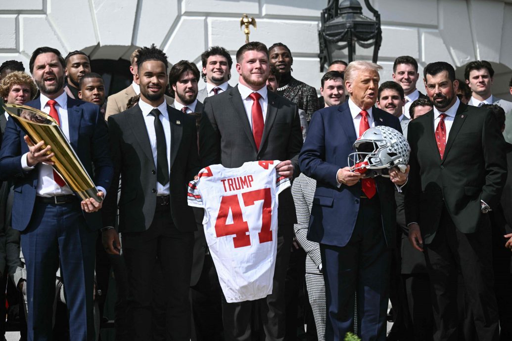 (视频)超尴尬 万斯把母校足球队冠军奖杯“一分为二”