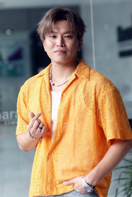 Energy阿弟来马为妻排队买盲盒 甜喊:“老公须有求必应”