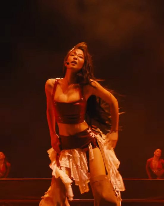 Jennie牛仔Look辣爆科切拉 Lisa携Rosé台下力撑姐妹