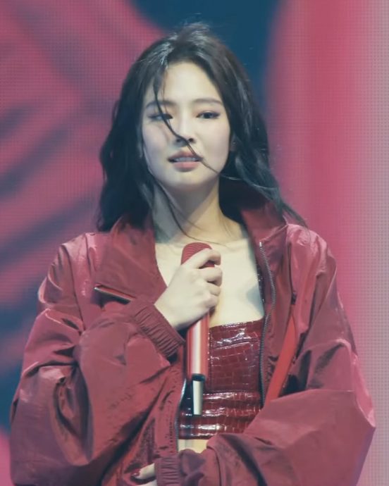 Jennie牛仔Look辣爆科切拉 Lisa携Rosé台下力撑姐妹