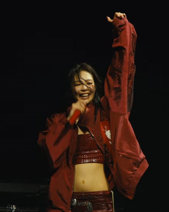 Jennie牛仔Look辣爆科切拉 Lisa携Rosé台下力撑姐妹