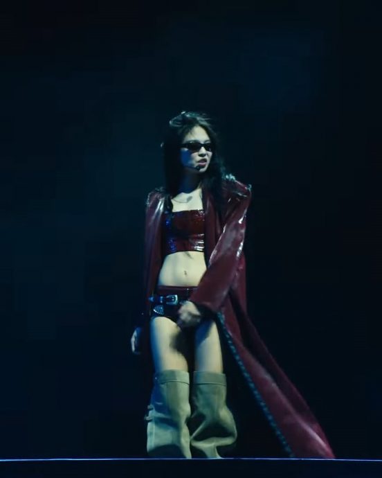 Jennie牛仔Look辣爆科切拉 Lisa携Rosé台下力撑姐妹