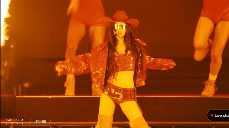 Jennie牛仔Look辣爆科切拉 Lisa携Rosé台下力撑姐妹