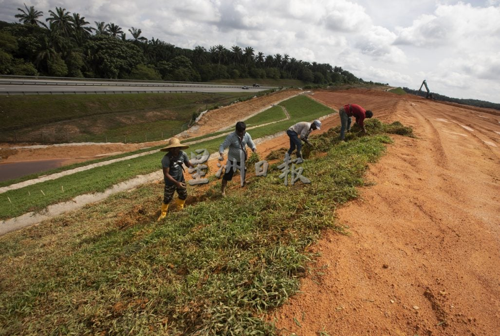 星角摄：用汗水筑起防土崩“绿墙”