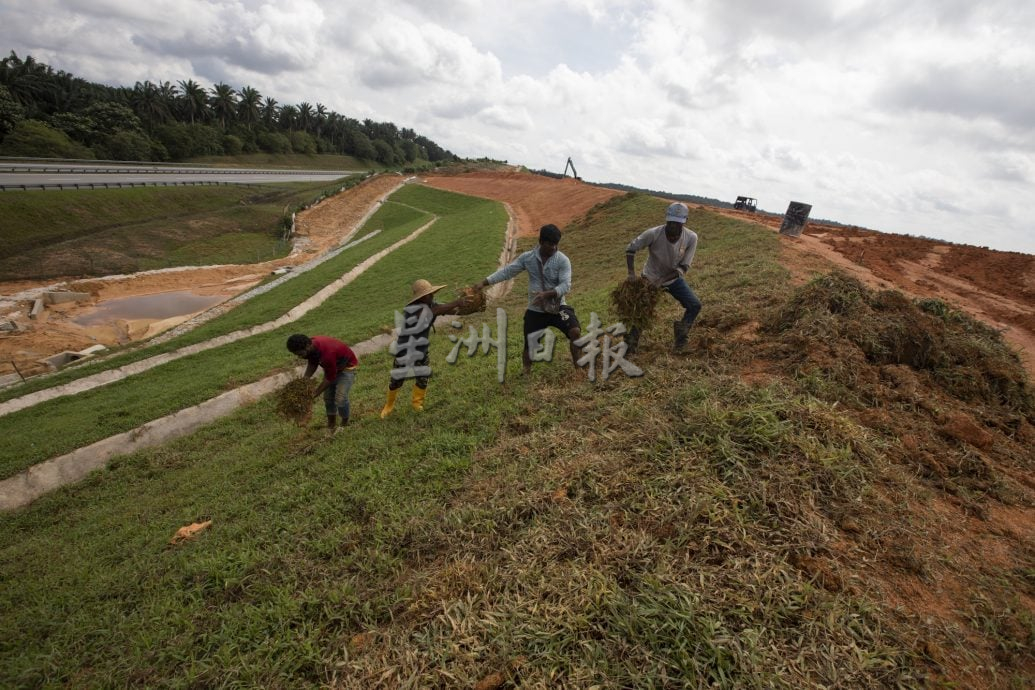 星角摄：用汗水筑起防土崩“绿墙”