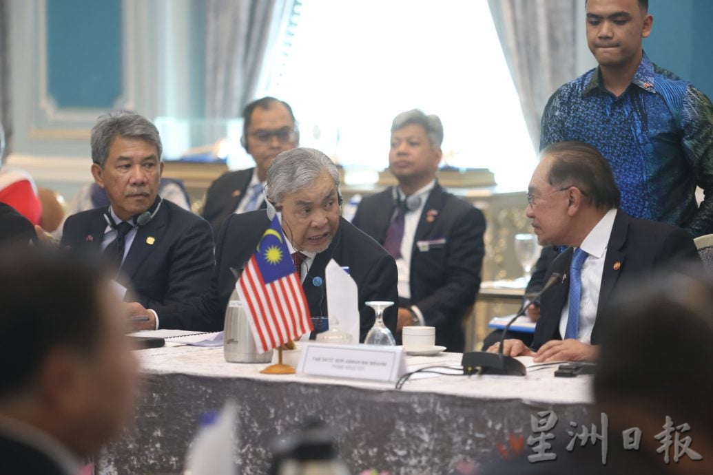 习近平访马双边会议/ 安华以中文说谢谢. 称习近平为大马真正朋友