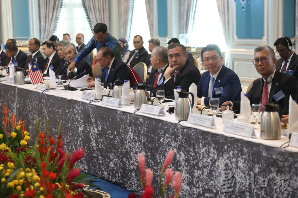 习近平访马双边会议/ 安华以中文说谢谢. 称习近平为大马真正朋友