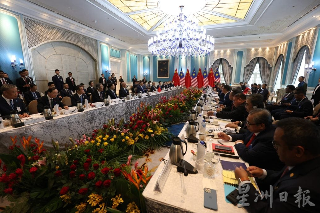 习近平访马双边会议/ 安华以中文说谢谢. 称习近平为大马真正朋友