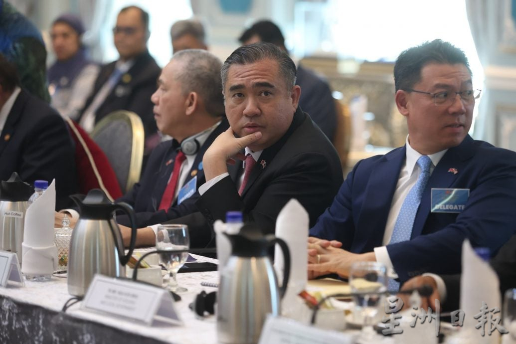 习近平访马双边会议/ 安华以中文说谢谢. 称习近平为大马真正朋友