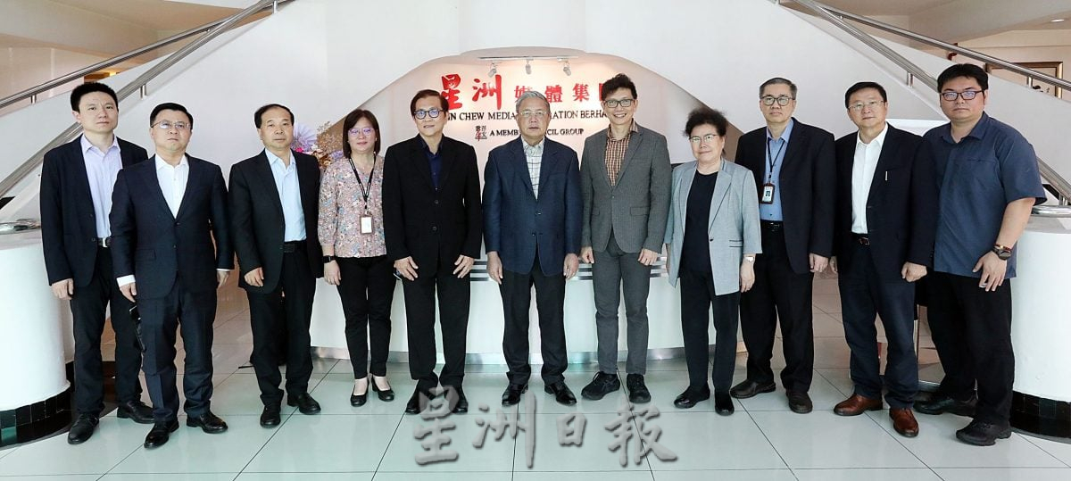 胡正跃莅访本报交流