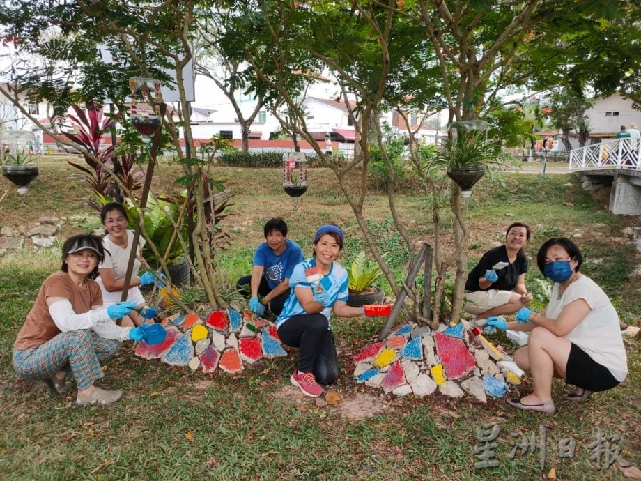请签发∕封面(大北马)新港居民自发护河美化 银发族的参与让公园生机勃勃