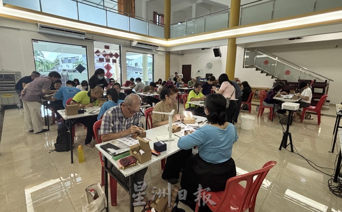 年龄介于14至75岁,32人参与工作坊感受篆刻之美