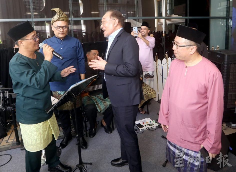 公正党党选|视频|妙用名曲回应党选课题 安华:等一会儿