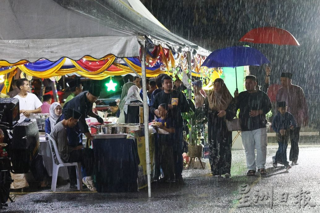 雨中不减热情 森消拯局开斋节庆典逾千人出席
