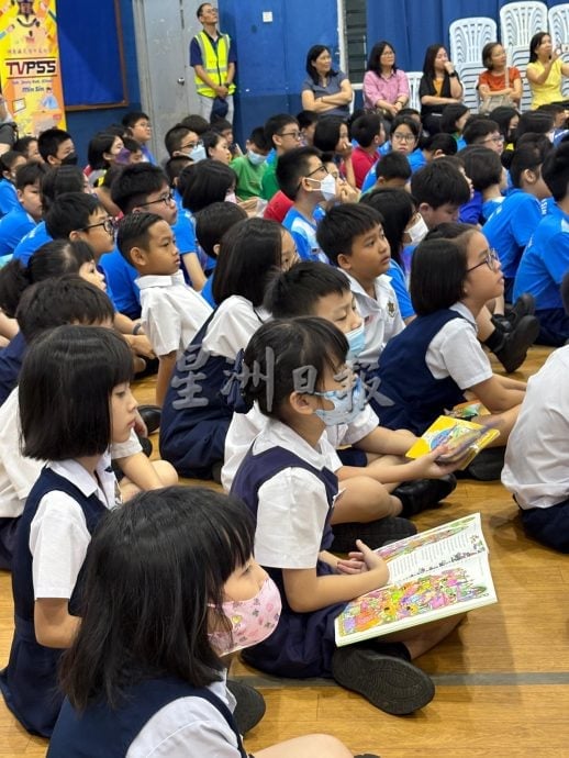 (大北马)由爱心家长组成的明新故事团温馨启航 每周五为孩子播下阅读种子
