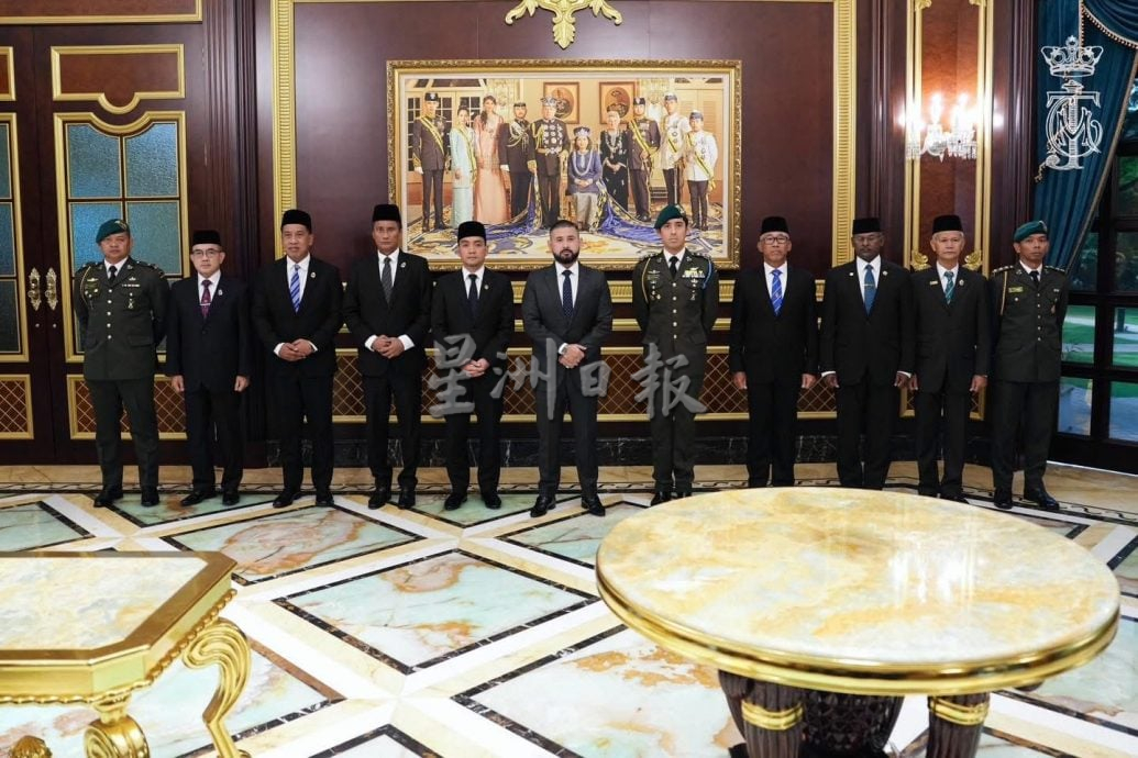 **已签发**柔：第三版假头：摄政王见证  柔佛御林军服务委员会宣誓