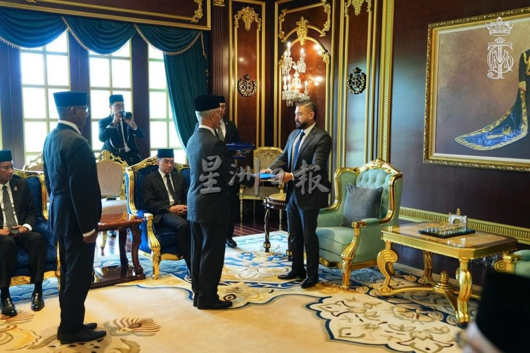 **已签发**柔：第三版假头：摄政王见证  柔佛御林军服务委员会宣誓