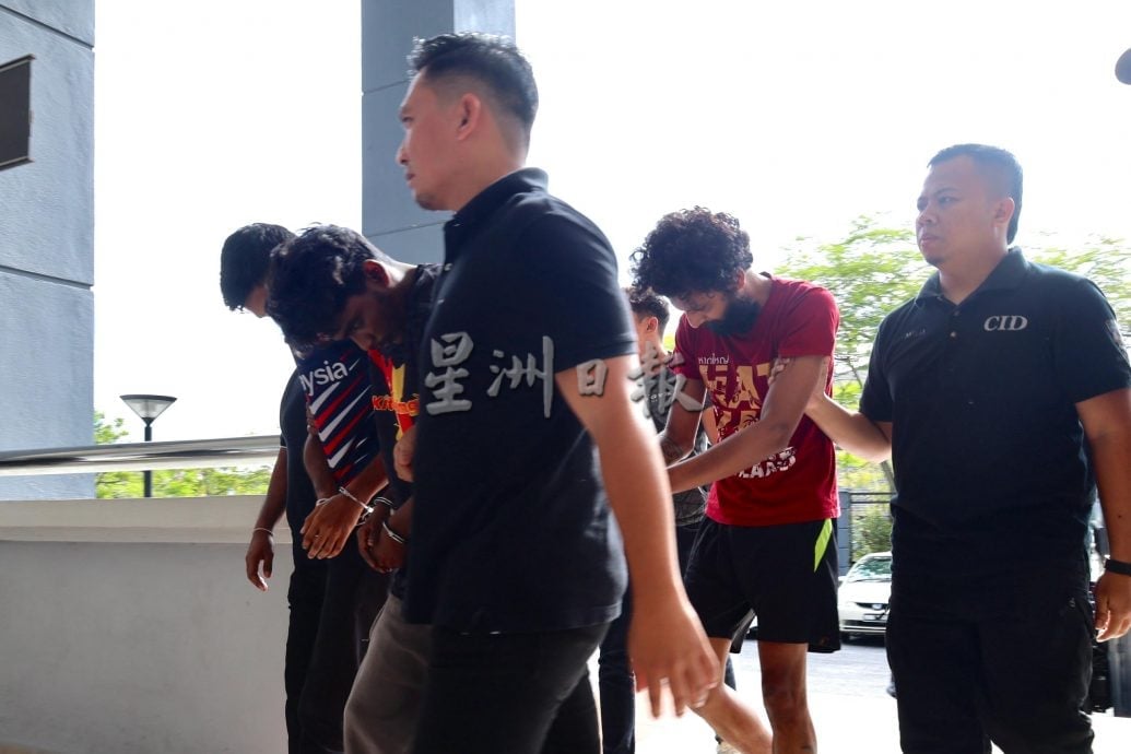 (供星洲网)16岁少女被绑架案,5男女面控不认罪