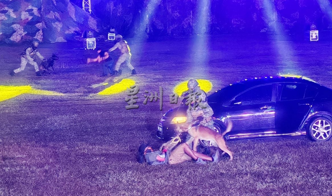 (大北马)雨水浇不熄逾2万5000人热情,涌往加央体育馆观赏军警乐奏演出