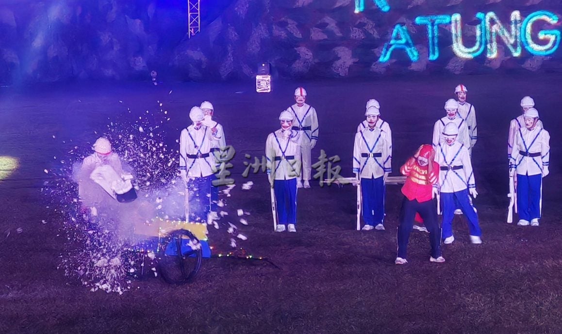 (大北马)雨水浇不熄逾2万5000人热情,涌往加央体育馆观赏军警乐奏演出